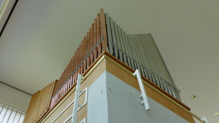 Ein hölzernes Treppenhaus mit weißem Geländer und einer grünen Wand.