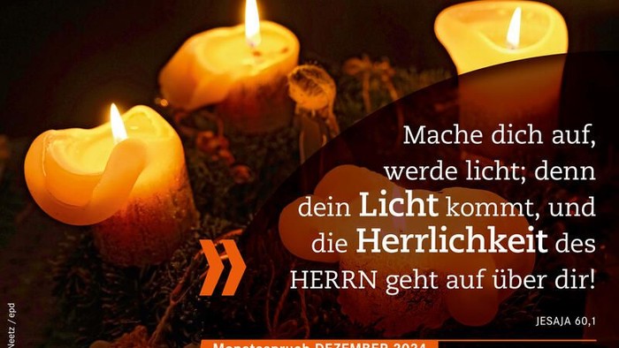 Weihnachtskerzen mit einem inspirierenden deutschen Bibelzitat und dem Monats-Spruch für Dezember 2024.