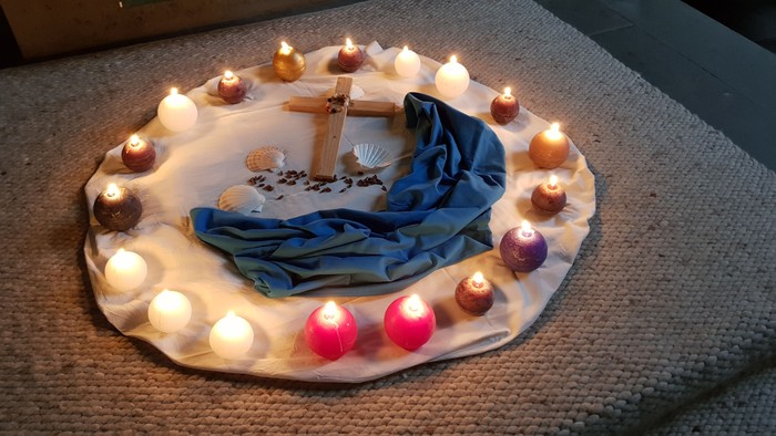 Weihnachtskrippen-Szene mit brennenden Kerzen