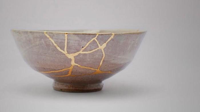 Schale, im Kintsugi-Stil repariert