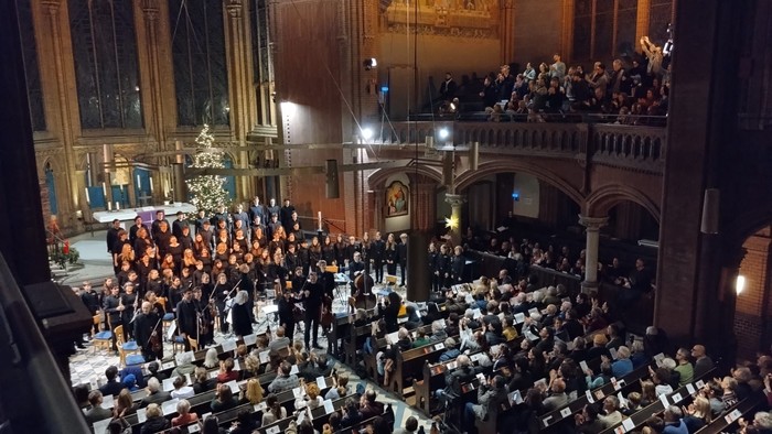 Chor mit Kammersymphonie beim Konzert in der Apostel-Paulus-Kirche