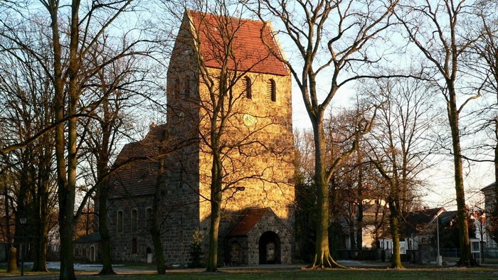 Alte Dorfkirche Marienfelde und Dorfteich gefroren im Winter