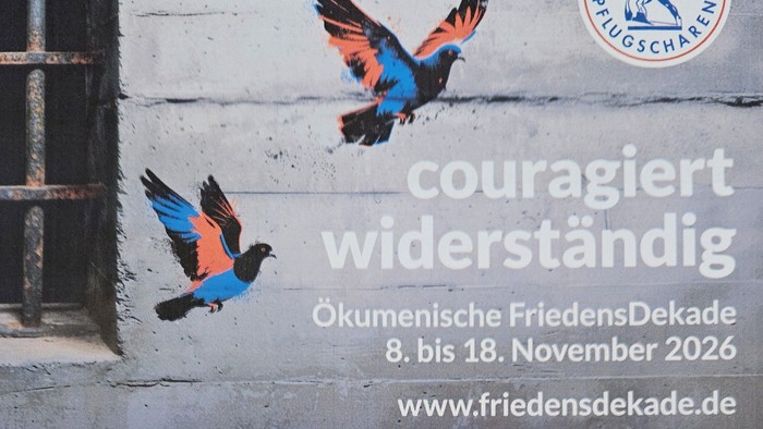 Plakat zur Förderung der 46. Ökumenischen Friedenswoche, das zu mutigem Widerstand und gewaltfreien Alternativen vom 8. bis 18. November 2026 aufruft.