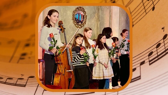 Junge Cellist:innen mit Rosen nach einem Konzert