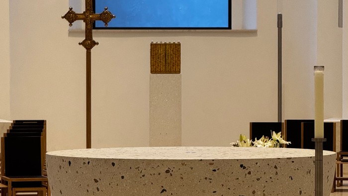 Altar, Kreuz und Tabernakel der St. Hedwigs-Kathedrale