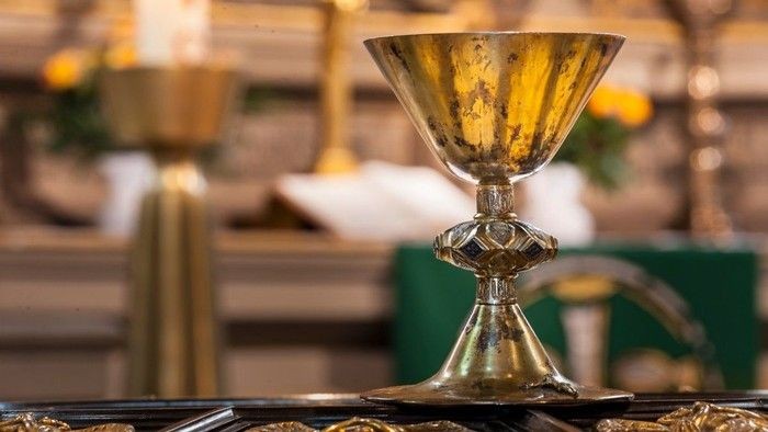 Goldener Kelch auf einem Tisch in einer Kirche