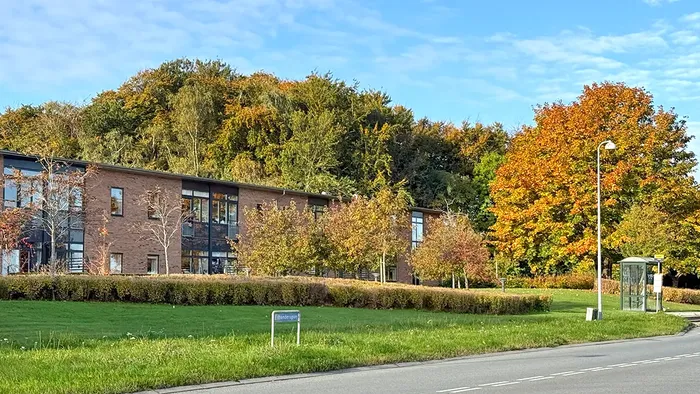 Skovsminde plejecenter ud mod Esbønderupvej i efteråret