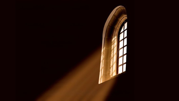 Fenster in einem dunklen Raum,in das Licht einfällt