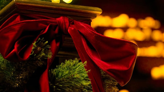 Lichter mit Weihnachtsdeko im Vordergrund