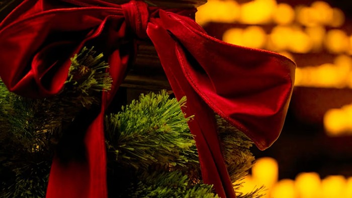 Lichter mit Weihnachtsdeko im Vordergrund