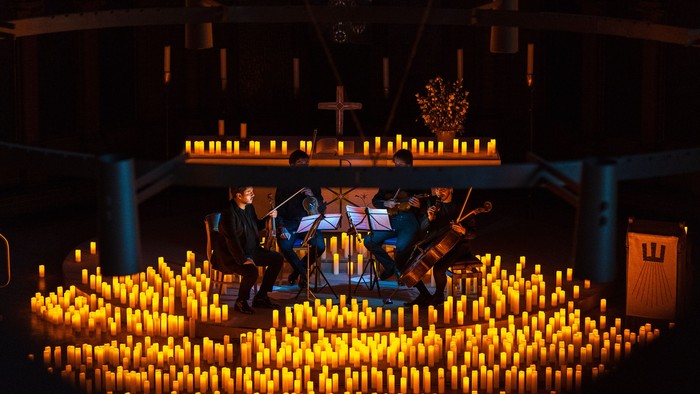 Streichquartett im Altarraum der Apostel-Paulus-Kirche, umgeben von Lichtern am Boden