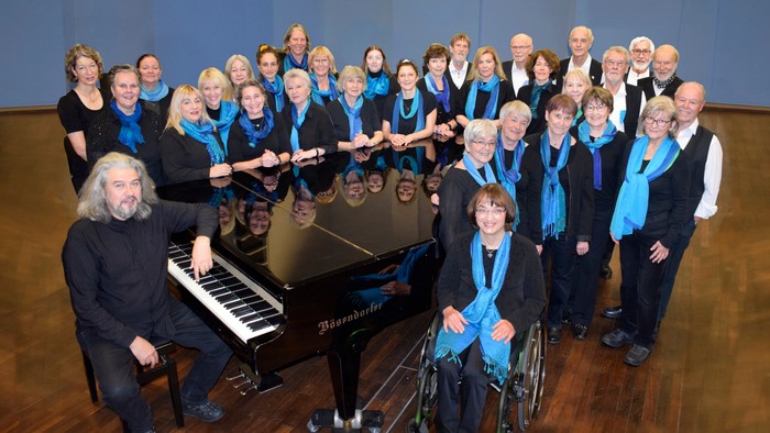 GofenbergChor um einen Flügel stehend