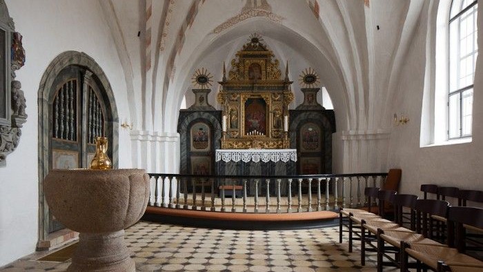 Indre del af kirke med alter og orgel