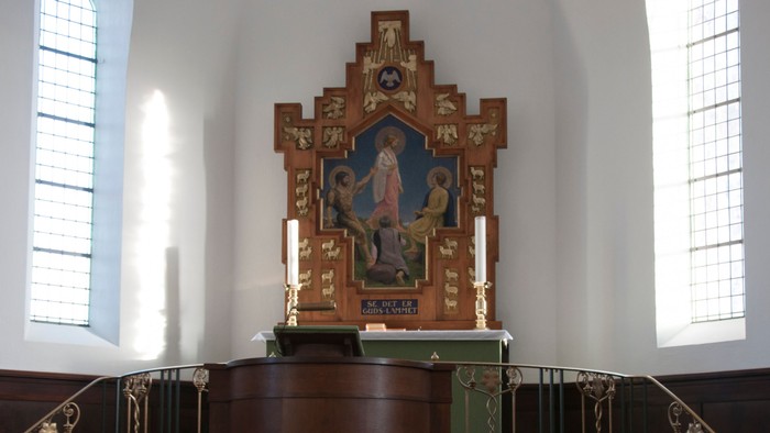 Alter i kirke med maleri og lysstake