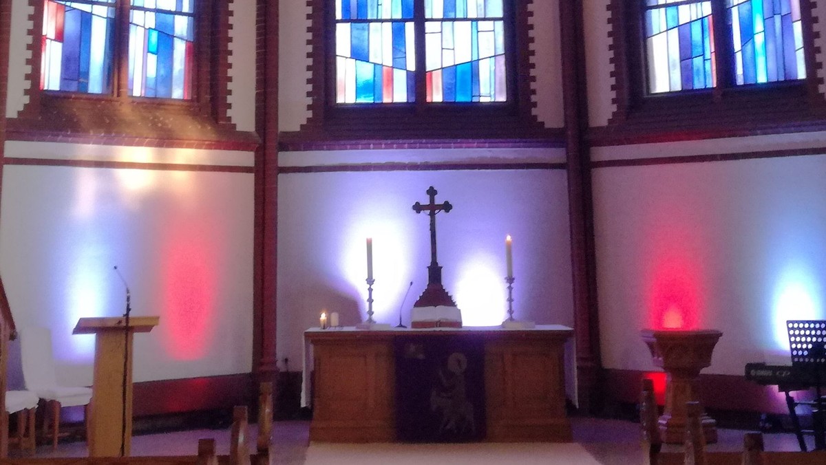Moderner Gottesdienst mit Anmeldung und Livestream