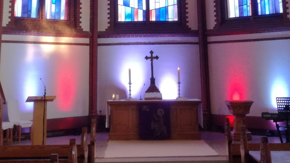 Moderner Gottesdienst mit Anmeldung und Livestream