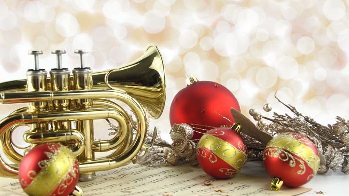 Noten mit Trompete und Christbaumkugeln