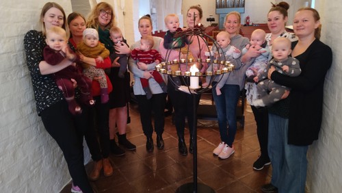 Babysalmesang i kirken