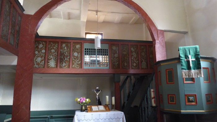 Innenansicht mit Blick auf den Altar der Klein-Eichener Dorfkirche.