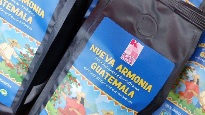Bio-Kaffeebeutel mit der Aufschrift „Nueva Armonía Guatemala“ aus den Regionen Lake Atitlán und San Marcos.
