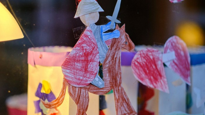 Handgefertigter Papierschnitt einer Samurai-Figur mit Schwert in einer lebendigen, künstlerischen Darstellung.