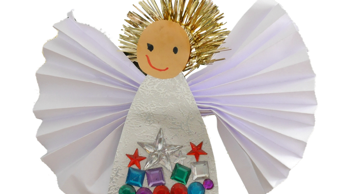 Handgefertigter Papier-Engel-Anhänger mit glitzerndem Haar, bunten Perlen und Sternverzierungen.