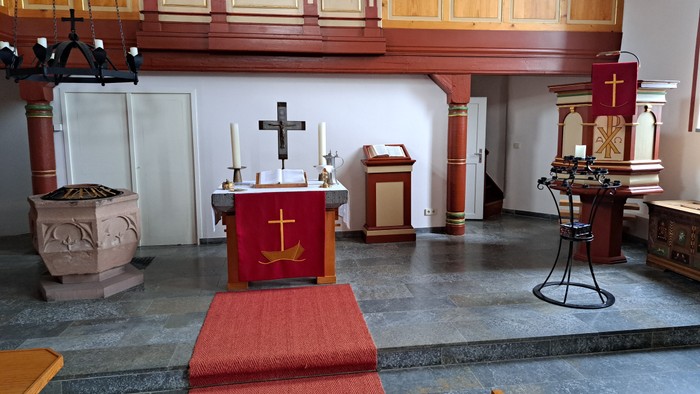 Die Kirche mit Altar, Kanzel und Kirchenbänken