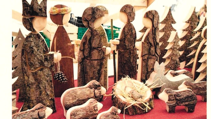 Krippenszene mit Holzfiguren und deutschem Text