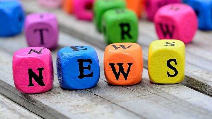 Bunte Würfel mit Buchstaben bilden das Wort 