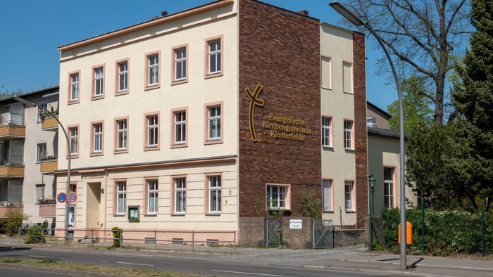 Gebäude mit Schildern und Fenstern an der Straße