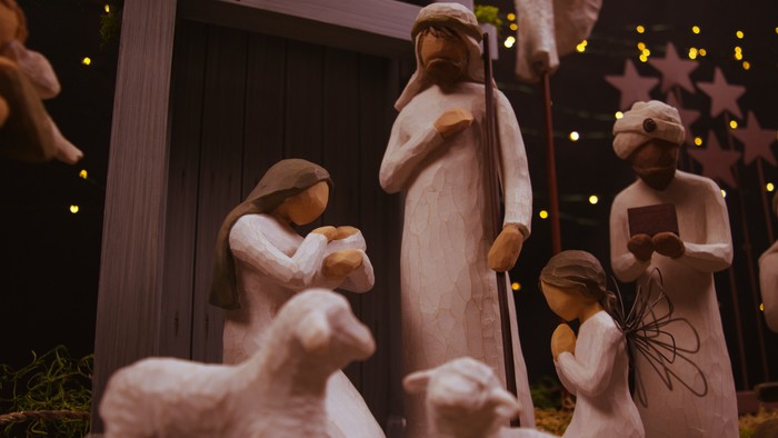 Die Krippe zeigt Jesus, Maria, Josef und Tiere bei Kerzenschein