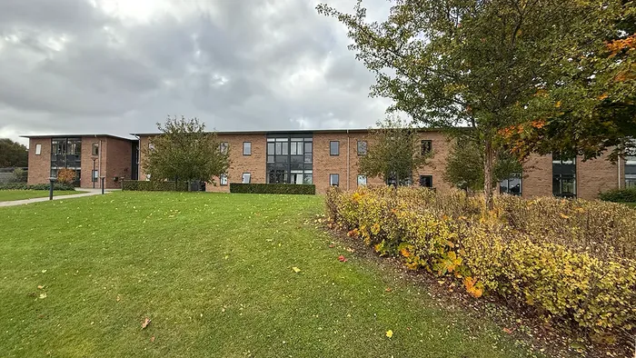Skovsminde plejecenter ud mod Esbønderupvej i efteråret