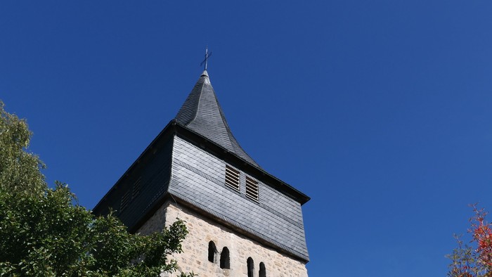 Aufnahme des Kirchturms der Petruskirchen in Nieder-Ense