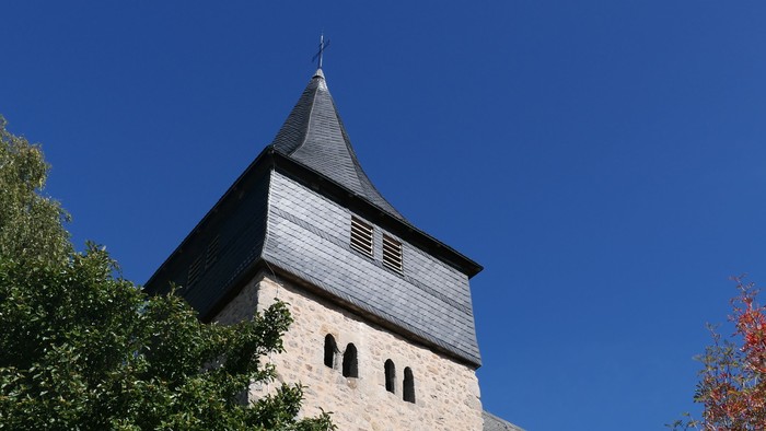 Aufnahme des Kirchturms der Petruskirchen in Nieder-Ense