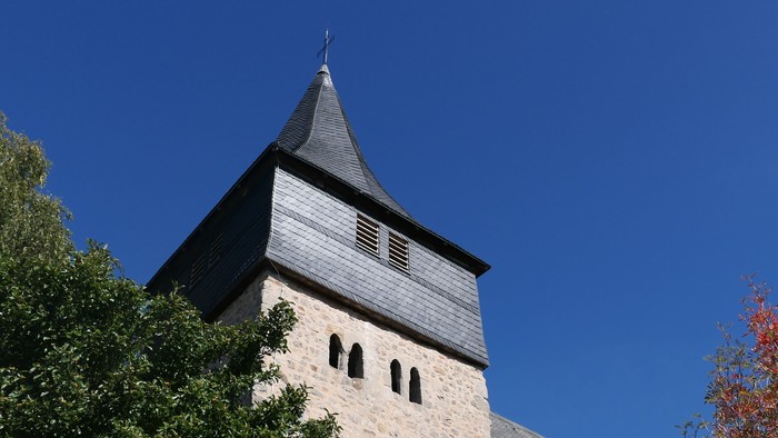 Aufnahme des Kirchturms der Petruskirchen in Nieder-Ense