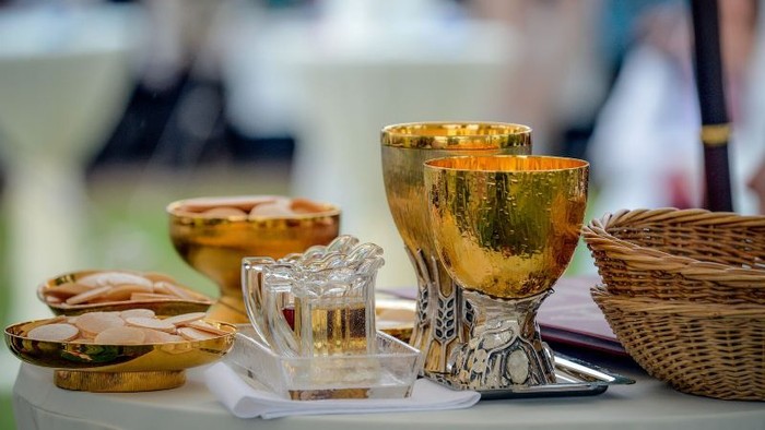 Goldene Becher und Schalen auf Tisch