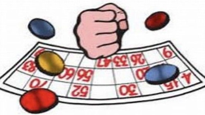 Illustration af en hånd, der kaster terninger på et roulette-spillefelt med farvede jetoner.