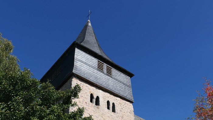 Aufnahme des Kirchturms der Petruskirchen in Nieder-Ense