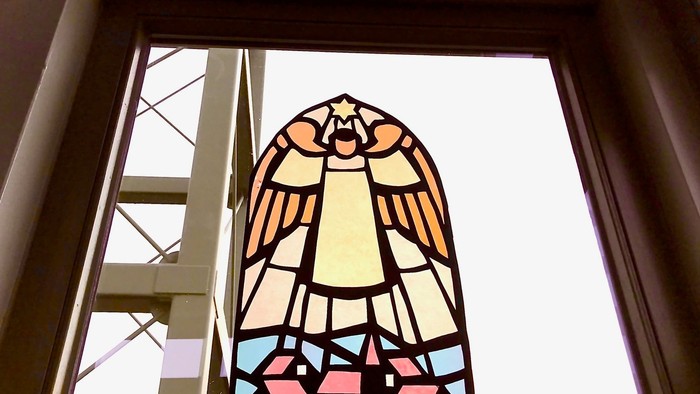 geschmücktes Fenster der Fliednerkirche