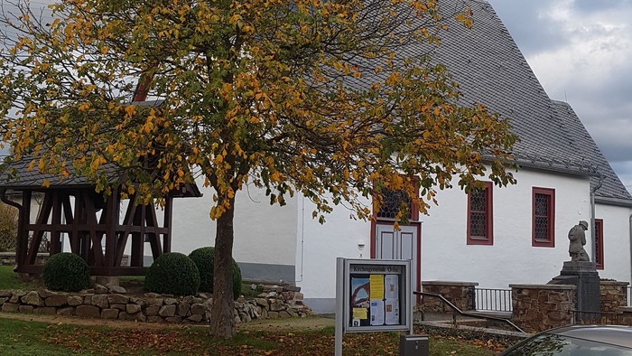 Kirche Orlen Herbst