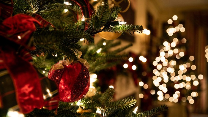 Ein Weihnachtsbaum mit roten Kugeln und Lichtern