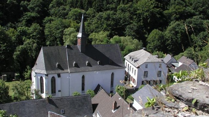 Kirchliches Gebäude mit hohem Turm in ländlicher Umgebung