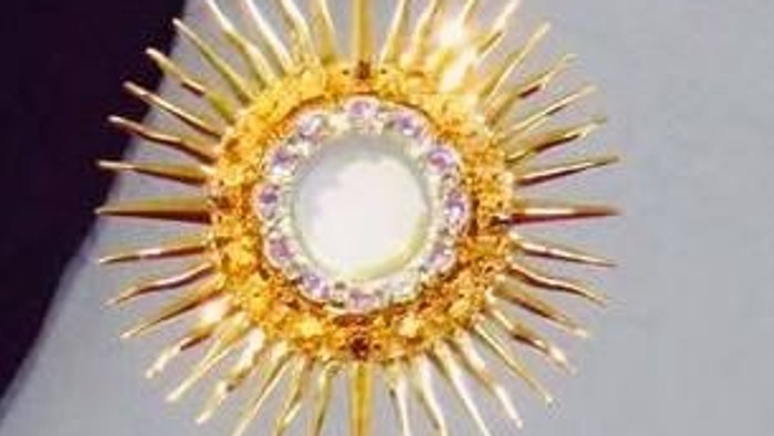 Goldene Monstranz - liturgisches Gerät - mit dem Leib Christi