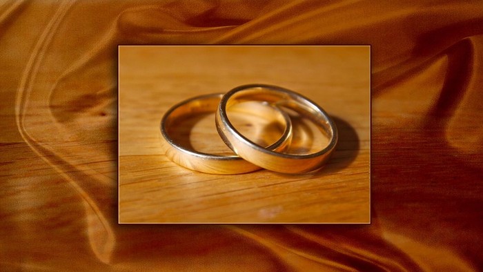 Zwei goldene Ringe auf seidigem Stoff