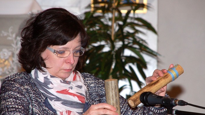 Frau spielt in einem Raum Musikinstrumente.
