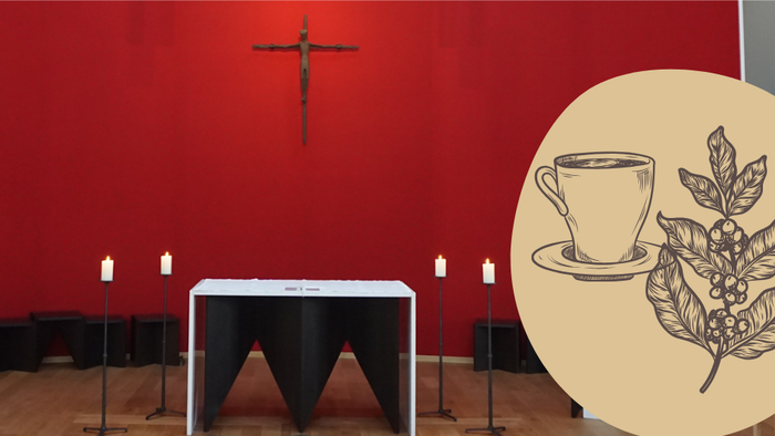 Kirchliche Szene mit Kreuz und Kerzen, daneben Kaffeetasse und Kaffeebohnen