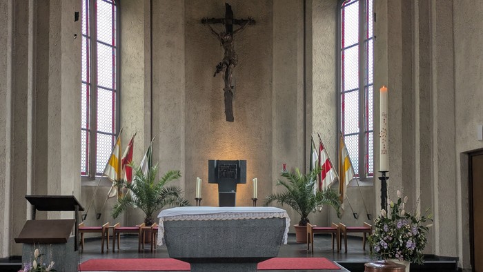 Altar der Kirche Mariae Namen Hanau zur Osterzeit