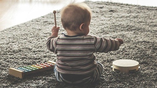 Baby-kravle-salmesang