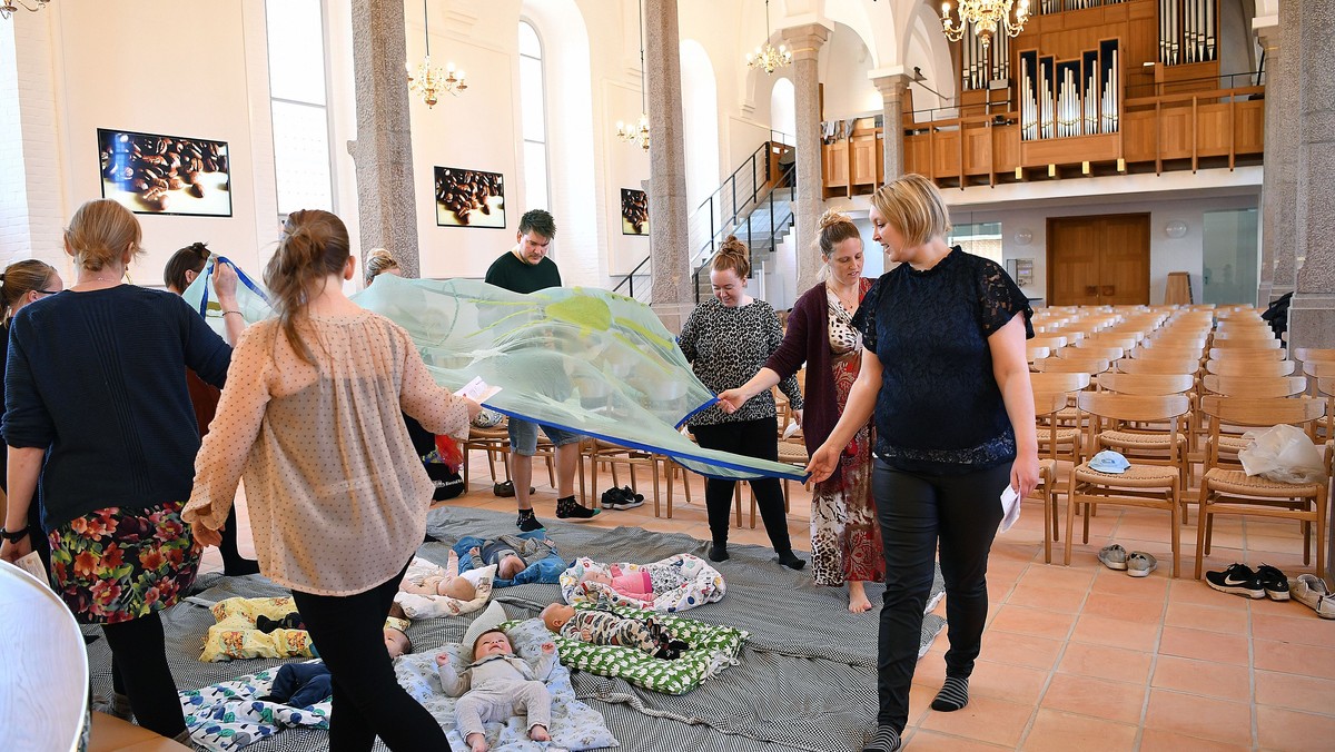 Babysalmesang - udendørs på græsset ud mod Krogens gade