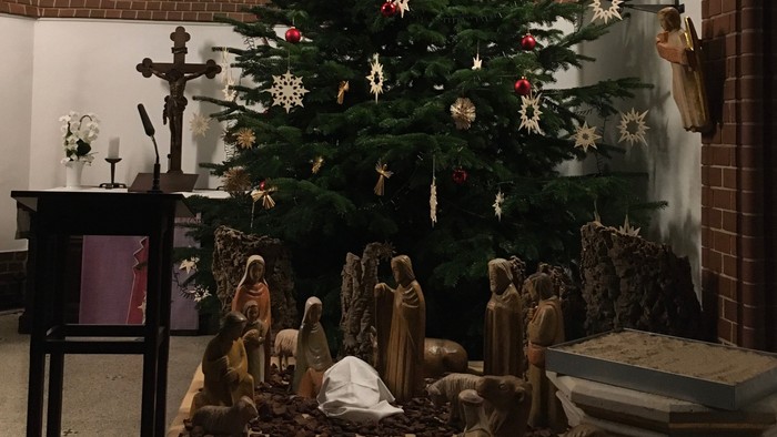 Weihnachtsbaum in der Kirche mit Krippenfigur